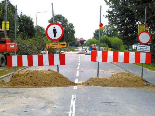 By ominąć zamkniętą - z powodu remontu mostu - ul. Białowieska, trzeba korzystać z objazdu ulicami:  Mickiewicza - Kopernika - Poniatowskiego - Batorego - Chmielną.