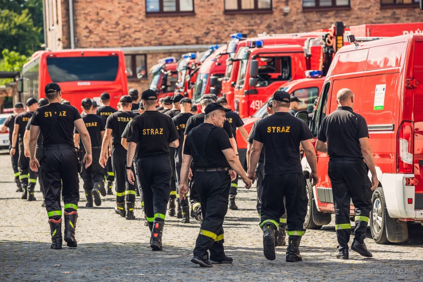 Polscy strażacy walczą z ogromnymi pożarami w Grecji. 143...