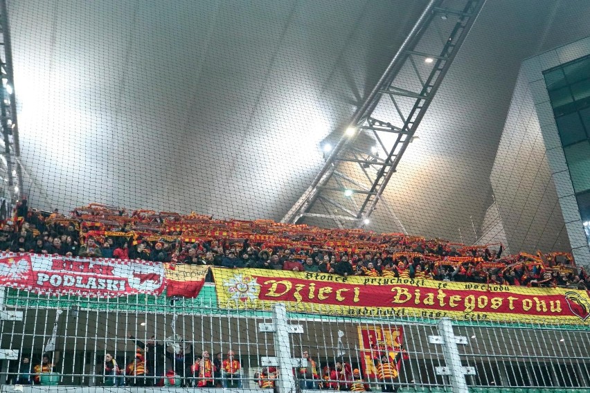 Kibice Jagiellonii na trybunach stadionu Legii