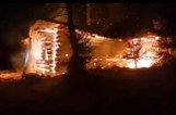 Pożar bacówki w Gorcach. Spłonęła doszczętnie. Strażacy próbowali ją gasić śniegiem
