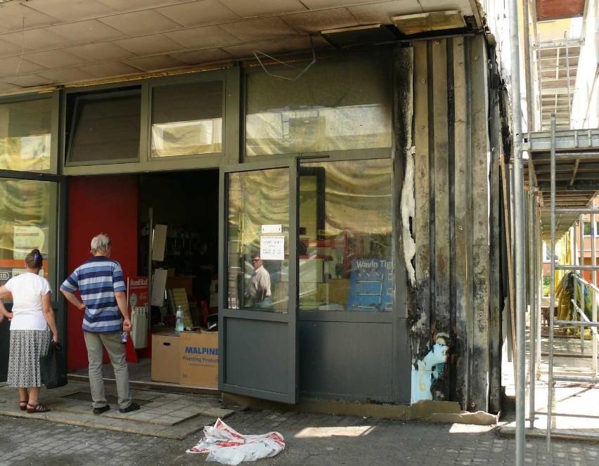 Pożar zaczął się od prawej strony ściany sklepu.