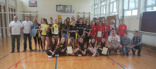 Pamiątkowe zdjęcie siatkarek uczestniczących w turnieju dziewcząt szkół gimnazjalnych, który rozegrany został w Pińczowie.