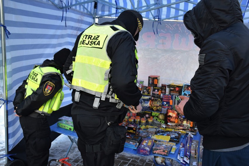 Podlaskie. Strażnicy miejscy i policjanci kontrolują punkty sprzedaży materiałów pirotechnicznych [zdjęcia]