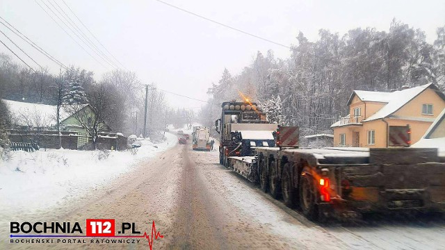 Trudne warunki na drodze wojewódzkiej nr 965 koło Bochni, 12.12.2022