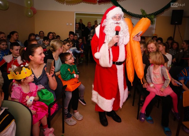 W klinice przy ul. Unii Lubelskiej w Szczecinie było wyjątkowo gwarno i wesoło, a to za sprawą balu karnawałowego, który odbył się z udziałem małych pacjentów. Część z nich wystąpiła w kostiumach, a wszyscy dobrze bawili się przy gorących rytmach.