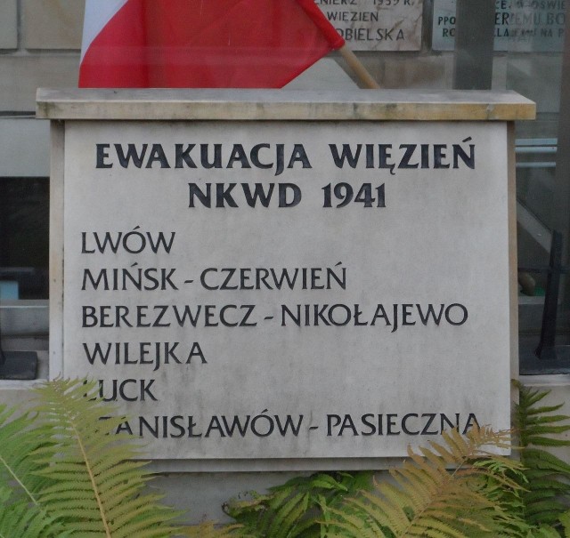 Tablica na terenie kościoła św. Stanisława Kostki w Warszawie, upamiętniająca ofiary masakr więziennych NKWD, w tym więźniów z Łucka.
