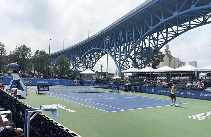 Na turnieju WTA w Cleveland czołowe tenisistki grają na parkingu pod mostem. Nietypowa lokalizacja – zupełnie jak w memie