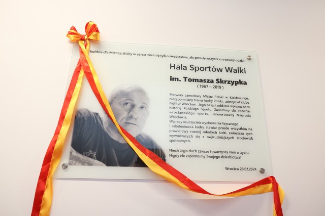 Tablica upamiętniająca Tomasza Skrzypa w Hali Sportów Walki im. Tomasza Skrzypka