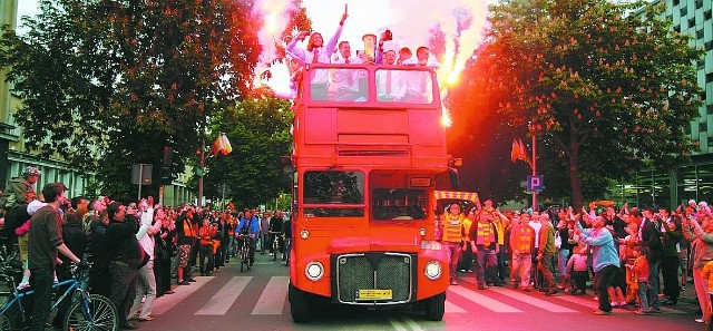 Piłkarze wjeżdżają specjalnym autobusem na plac Uniwersytecki