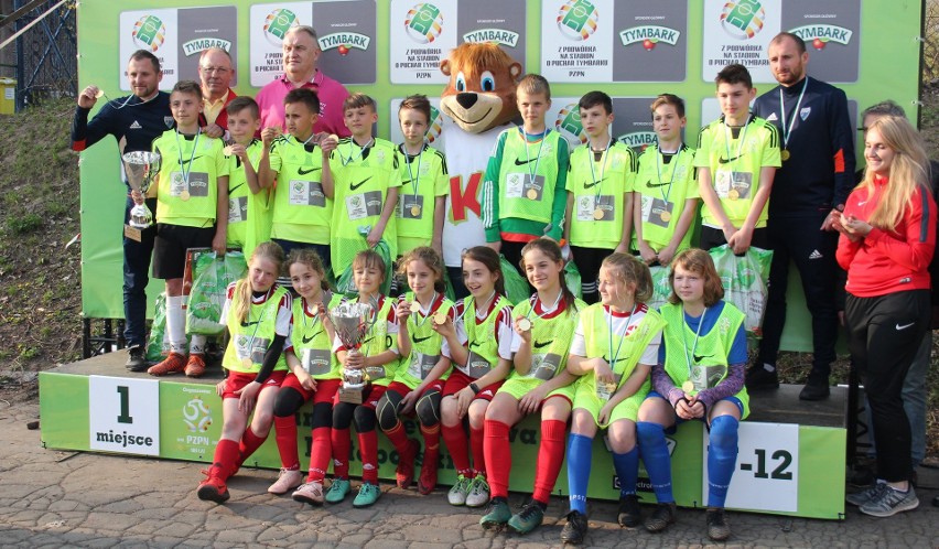 Zwycięzcy w kategorii U-12: chłopcy SP 5 Oświęcim i...