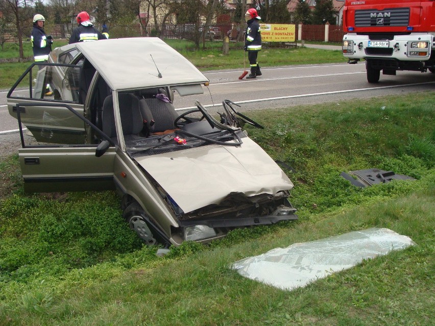 Gruszów Mały. Wypadek na DK 73. Wjechał polonezem w tira [ZDJĘCIA, WIDEO]