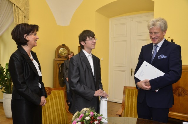 Adam Krasuski - młody fizyk z wielkimi ambicjami. Z naukowym olimpijczykiem spotkał się prezydent Ryszard Grobelny, by pogratulować mu sukcesów.