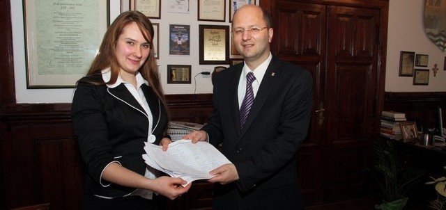 19-letnia Sara Pepłowska spotkała się z burmistrzem Lęborka - Włodzimierzem Klatą
