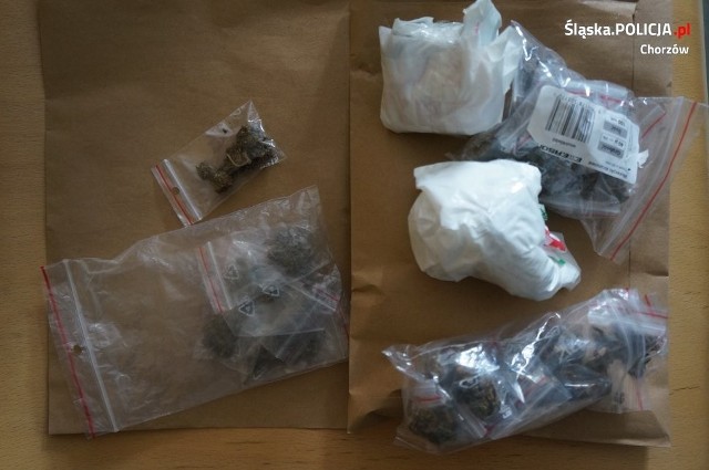 Policjanci zabezpieczyli woreczki z narkotykami