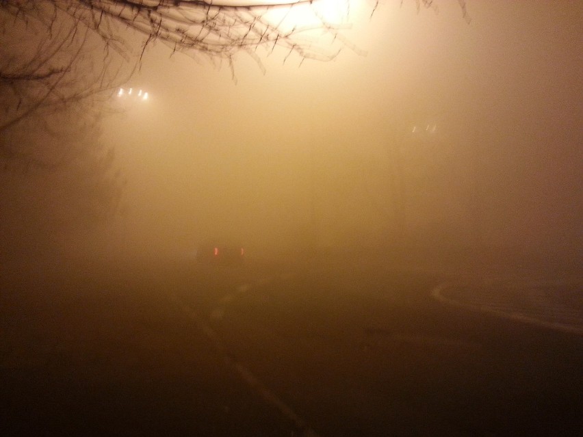 Gęsta mgła nad Łodzią utrudnia jazdę kierowcom [ZDJĘCIA]