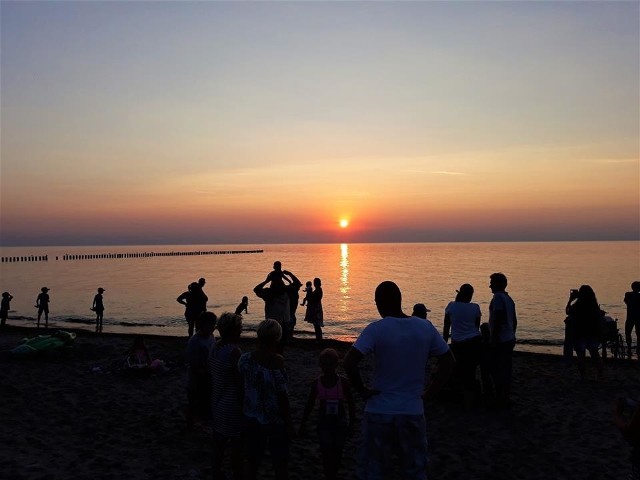 O tym, że sierpniowe zachody słońca są najpiękniejsze nad morzem wiedzą mieszkańcy Wicia(gmina Darłowo). Zobaczcie ich fantastyczne zdjęcia z plaży.