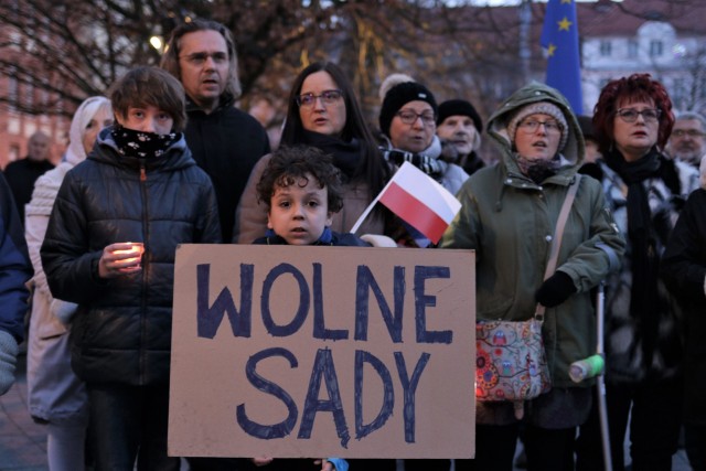 Na manifestacje pod opolskimi sądami za każdym razem przychodzi wielu mieszkańców miasta w różnym wieku.