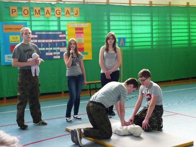 Uczniowie zaprezentowali między innymi jak udzielić pierwszej pomocy.