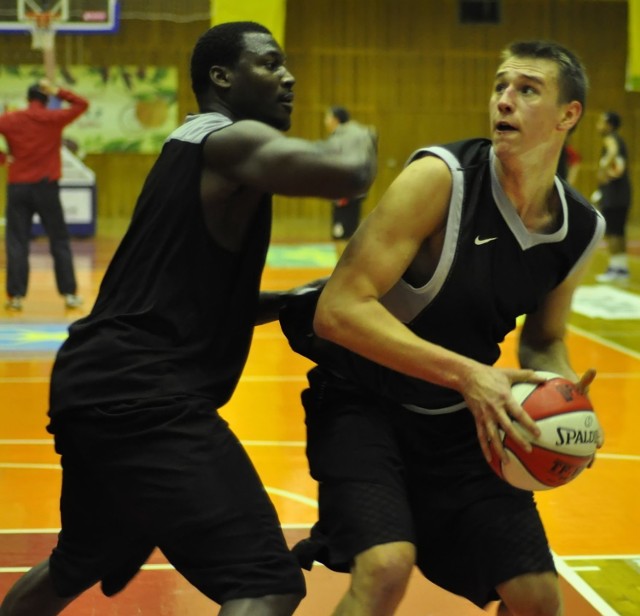 Rafał Rajewicz (z piłką), obok Louis Truscott, na pierwszym treningu koszykarzy Siarki prezentował się bardzo ciekawie.