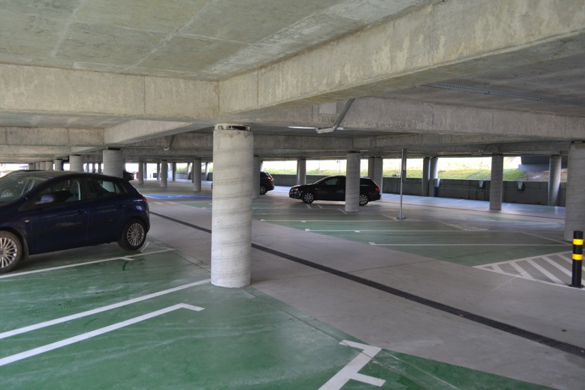 Nowy parking w centrum Jaworzna już działa. Można też wejść...