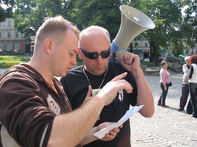 Każda rekonstrukcja poprzedzona jest mnóstwem prób. Nz. od lewej Mirosław Majkowski i Janusz Łukasiewicz, obaj z PSRH "X D.O.K.&#8221;