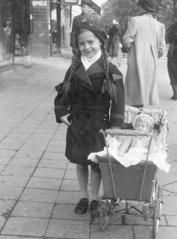1939 rok- mała Basia Wawrzyńczak na spacerze, ul. Gdańska....