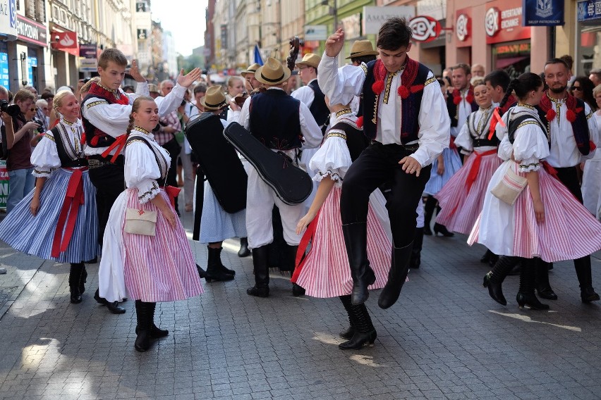 Folklor czeski w tym roku przedstawia  zespół Cifra