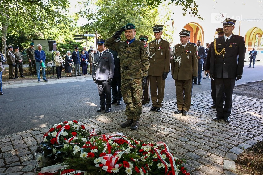 Szczecińskie obchody 81. rocznicy wybuchu II wojny światowej. Władze złożyły kwiaty na grobach bohaterów Kampanii Wrześniowej