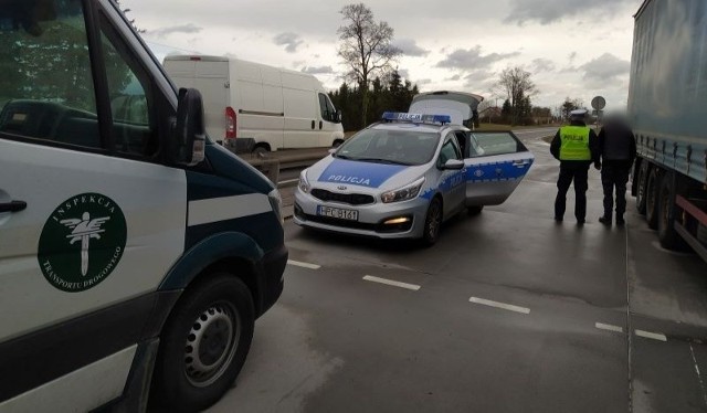 W poniedziałek (21 lutego), na krajowej „dziesiątce” w Trzeciewnicy koło Nakła nad Notecią, inspektorzy ITD zatrzymali do kontroli drogowej ciężarówkę należącą do przewoźnika z Litwy. Zestaw przewoził makulaturę z Estonii do Niemiec.