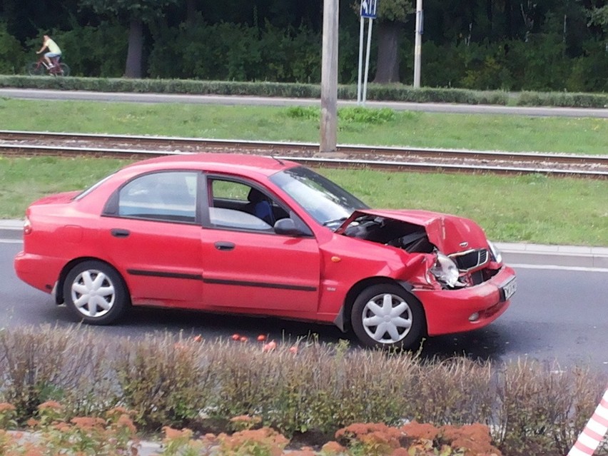 Wypadek na Lotniczej. Jadący pod prąd rowerzysta spowodował zderzenie daewoo z autobusem (ZDJĘCIA)