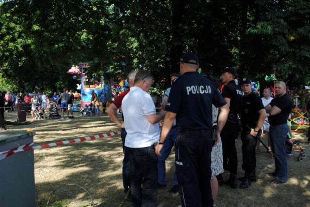 Szamotuły: Gałąź spadła na plac w pobliżu karuzeli. Trzy osoby w szpitalu