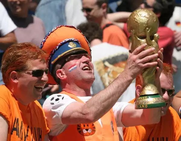 Holendrzy na stadionie robią niesamowite wrażenie - zapełnione przez nich trybuny są całe pomarańczowe