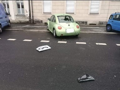 Kierujący bmw uderzył w latarnię na Wałach Jagiellońskich w Bydgoszczy i uciekł z miejsca zdarzenia