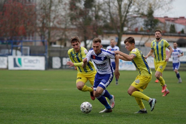 Unia Janikowo i Elana Toruń rywalizują w derby regionu w ramach 16. kolejki III ligi. Spotkanie cieszy się dużym zainteresowaniem kibiców