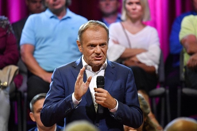 Donald Tusk zapowiedział, że jeśli PO wygra wybory „wyprowadzi Glapińskiego z NBP”