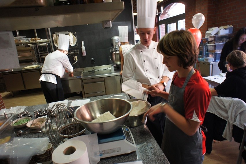 Dzieci z Domu Rodzinnego piekły w restauracji Cucina