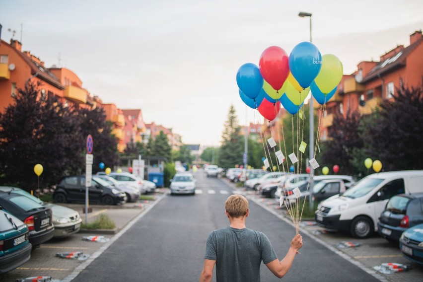 Tysiące balonów z helem we Wrocławiu. Co to za akcja? [ZDJĘCIA]