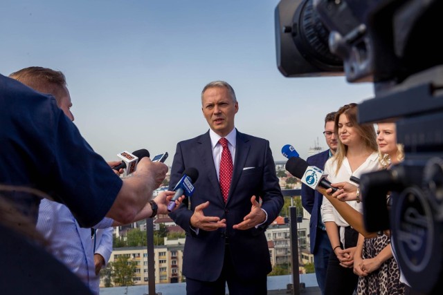 - Białystok ma szansę wzbić się na wyżyny gospodarczych możliwości, które dzisiaj daje nam rząd PiS - mówił mediom kandydat na prezydenta podlaskiej stolicy Jacek Żalek na dachu wielopiętrowego budynku przy ul. Orzeszkowej 17. Za tę konferencję z 6 września 2018 r. może słono zapłacić.