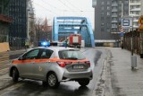 Utrudnienia dla pasażerów MPK i kierowców w centrum Wrocławia. Auto blokuje torowisko