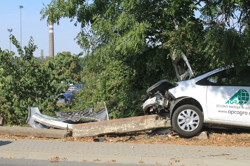 Wypadek na Swojczyckiej. Toyota wypadła z drogi i uderzyła w bariery i drzewo [ZDJĘCIA]