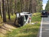 Wypadek na drodze krajowej nr 45 w Bierdzanach. Citroen zepchnął mercedesa do rowu podczas wyprzedzania [ZDJĘCIA]