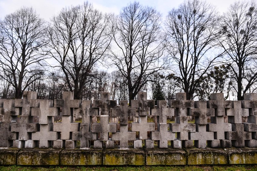 Profanacja krzyża na cmentarzu w Gdańsku-Zaspie. Dyrektor Muzeum Stutthof zabiera głos: To nie wolność, tylko wandalizm
