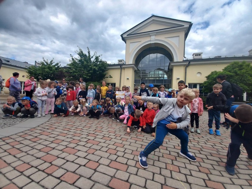 Projekt "Zabawa z tradycją" w Radkowie i wspaniała wycieczka nie tylko dla dzieci. Zobaczcie zdjęcia