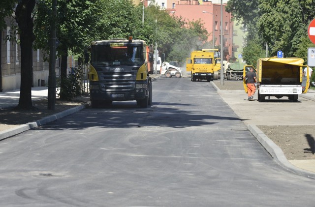 W piątek drogowcy z firmy Budromost - Starchowice z Wąchocka układali ostatnią warstwę asfaltu na odcinku ulicy Planty pomiędzy Kościuszki a Broni. W tym czasie fragment ten był nieprzejezdny.