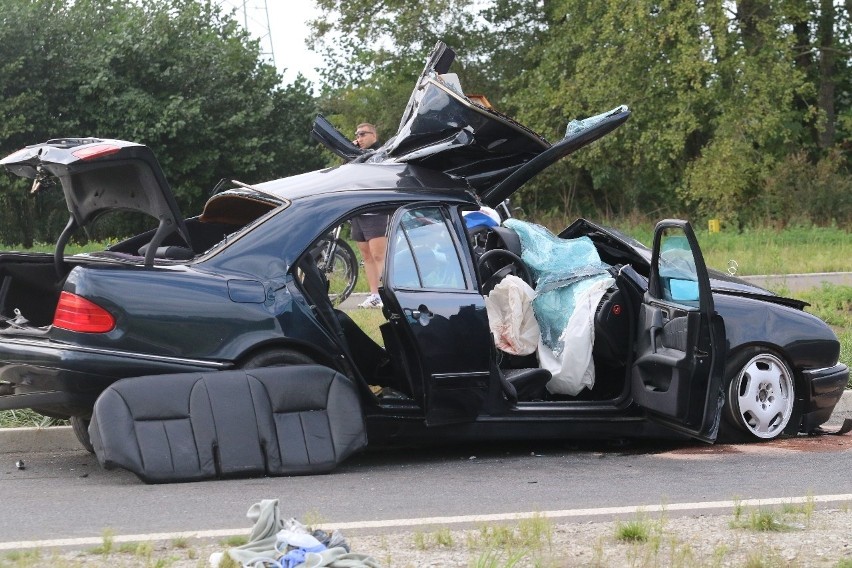 Tragiczny wypadek pod Wrocławiem. Nie żyje kierowca mercedesa 