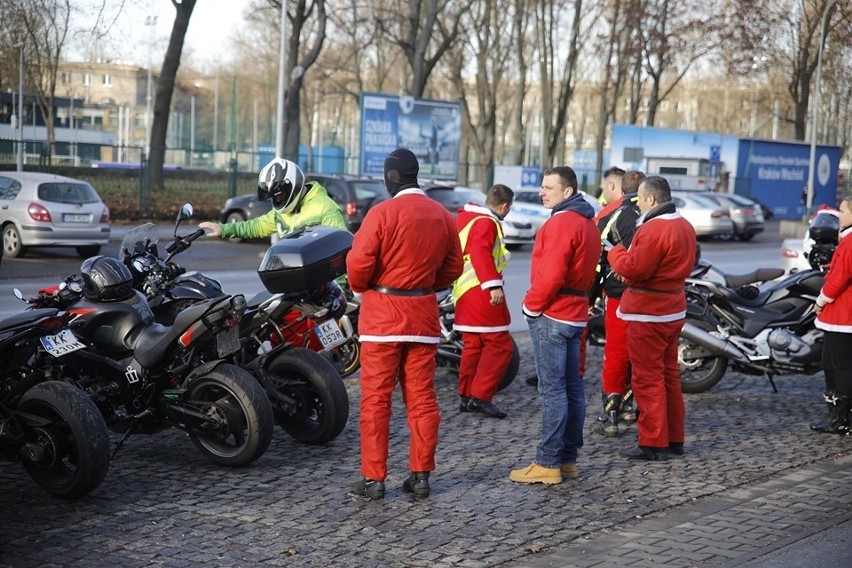 Mikołaje na motorach nad Zalewem Nowohuckim. Wyruszyli w miasto by pomóc potrzebującym [ZDJĘCIA]