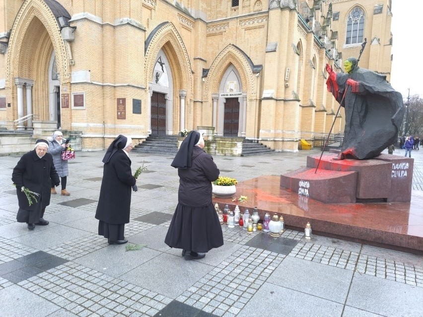 Sprawca znieważenia pomnika Jana Pawła II zatrzymany! ZDJĘCIA