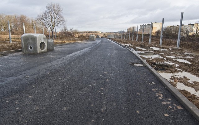 Wzdłuż wyasfaltowanych nowych odcinków obwodnicy pojawiły się już także stalowe elementy służące do ustawienia ekranów dźwiękochłonnych.