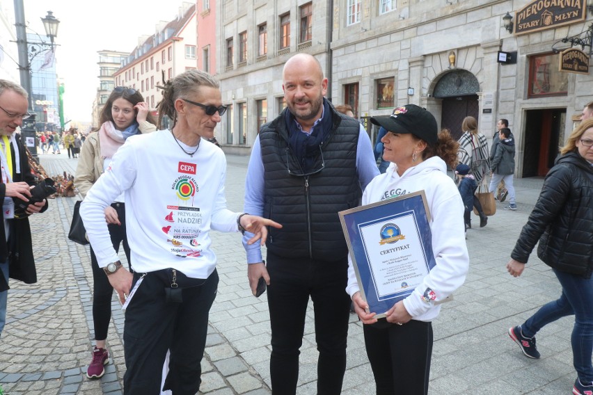 Całą dobę jeździli na rolkach wokół Rynku. Dla chorych dzieci [ZDJĘCIA]