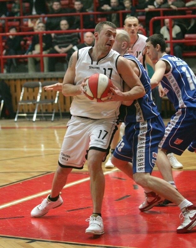Koszykarze Stali Stalowa Wola (z piłką Tomasz Andrzejewski) wygrali bardzo ważny mecz z MKS w Dąbrowie Górniczej.